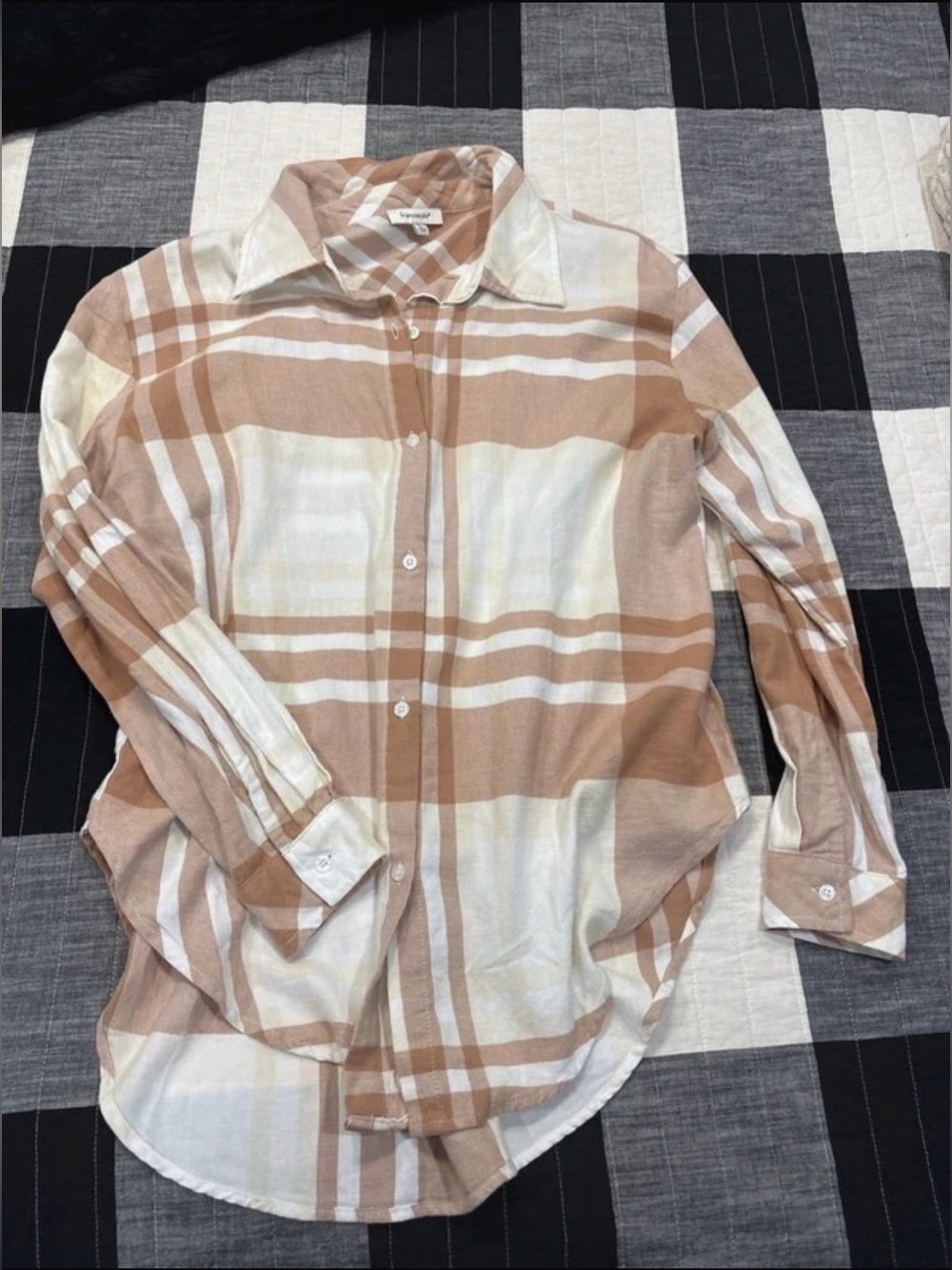 Francesca's Collections Beige & White Plaid Button-Down Shirt